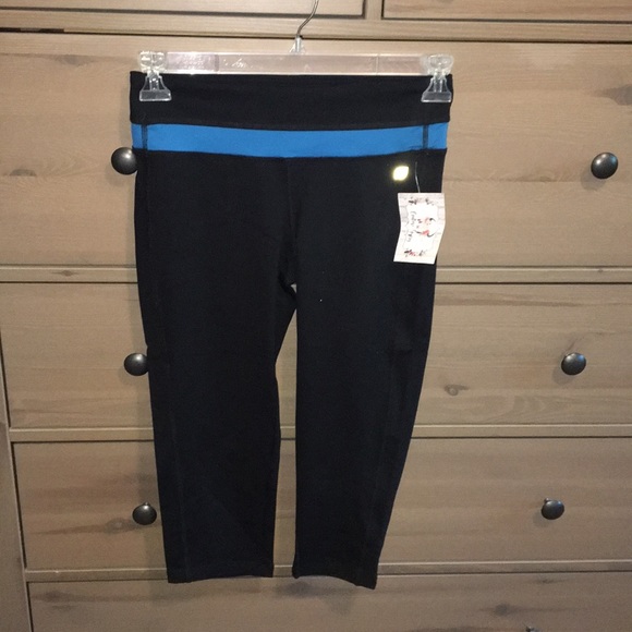 Black Capri Workout Leggings - Picture 4 of 6